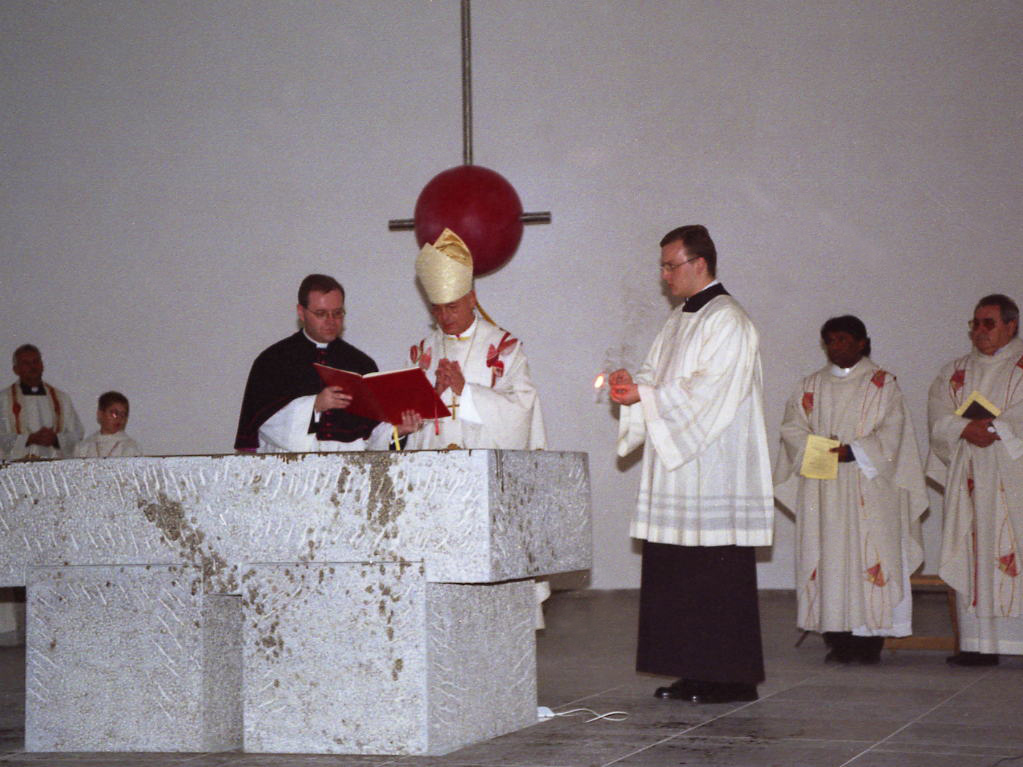 An Allerheiligen 2000 wurde unsere Kirche nach der Renovierung wiedererffnet.