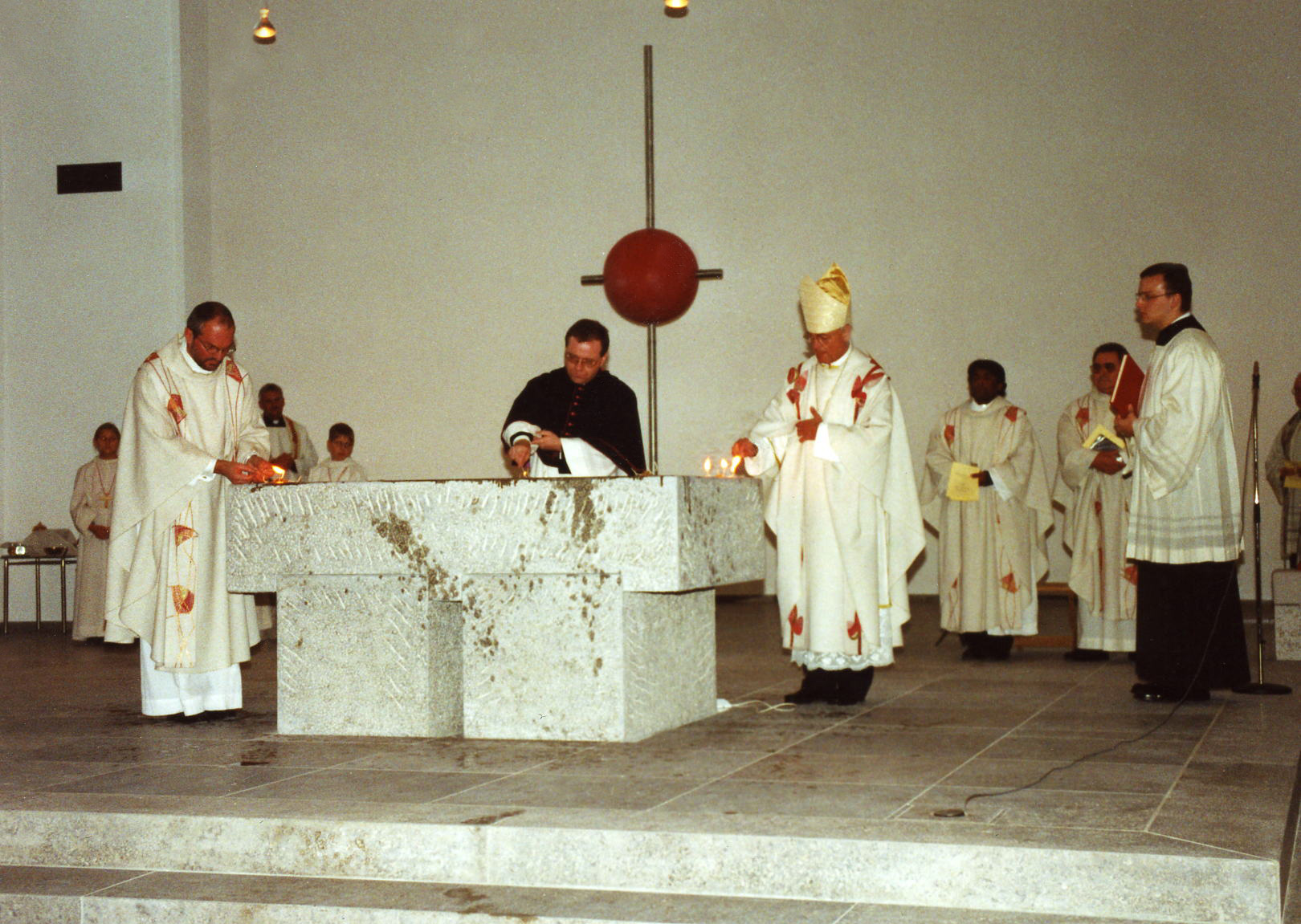 Die Salbung unseres neues Altars.