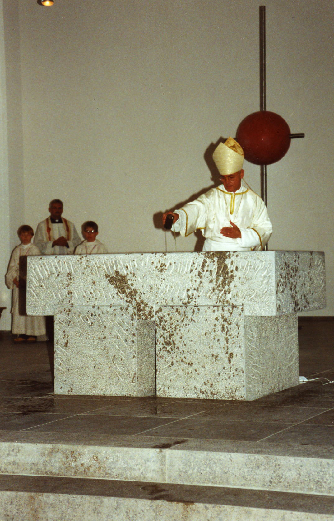 Die Salbung unseres neues Altars.