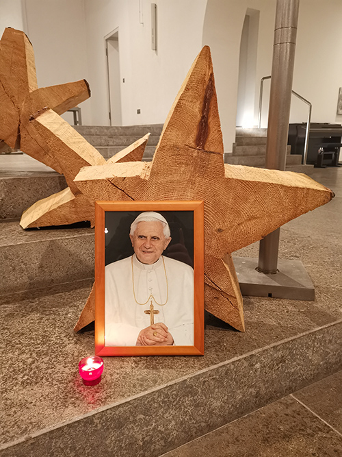In Gedenken und Gebet für den verstorbenen emeritierten Papst Benedikt XVI.